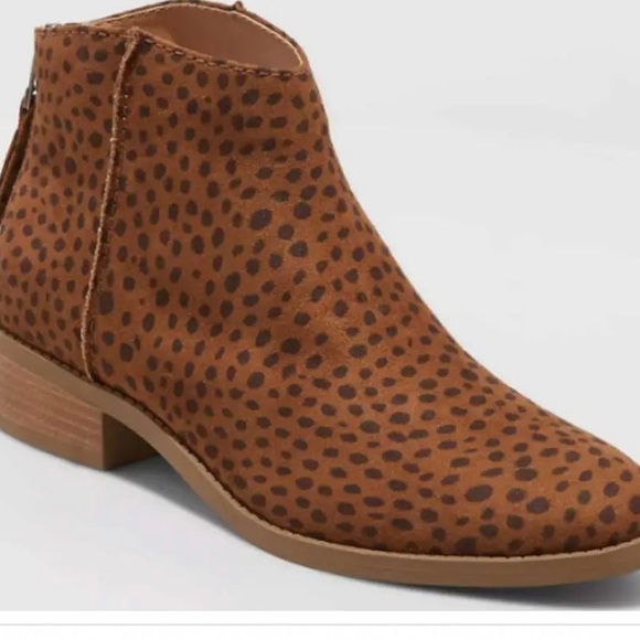 Faux leopard ankle boots in size 9.5. - Picture 1 of 8